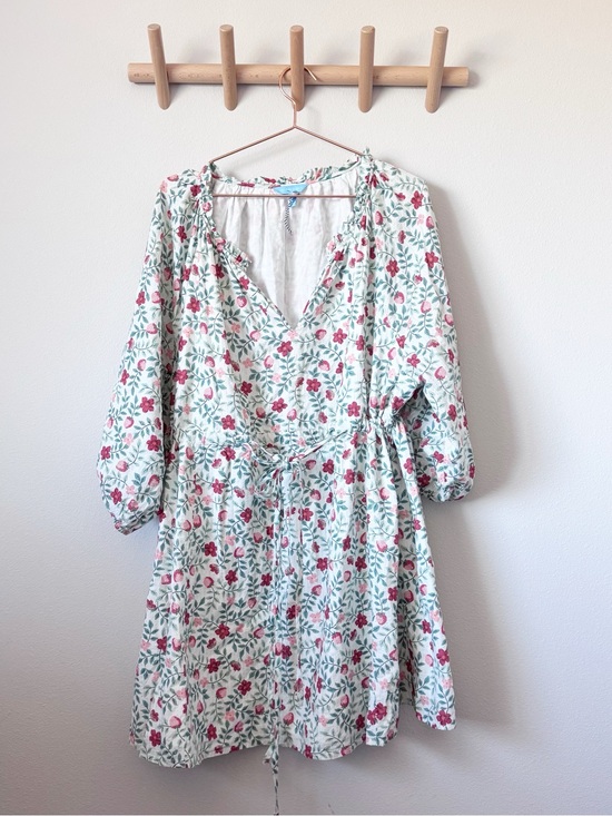 Draper James Dresses & Skirts - Draper JamesFloral Tie-Waist V-Neck Dress. Strawberry and floral print